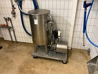 Immagine panoramica di Alfa laval Tank with pump